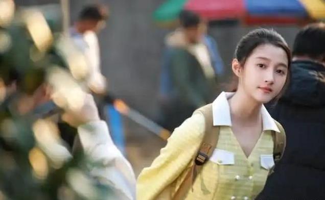 关晓彤金鸡奖红毯臃肿似大妈,网友直呼老了10岁,胖了还是有喜