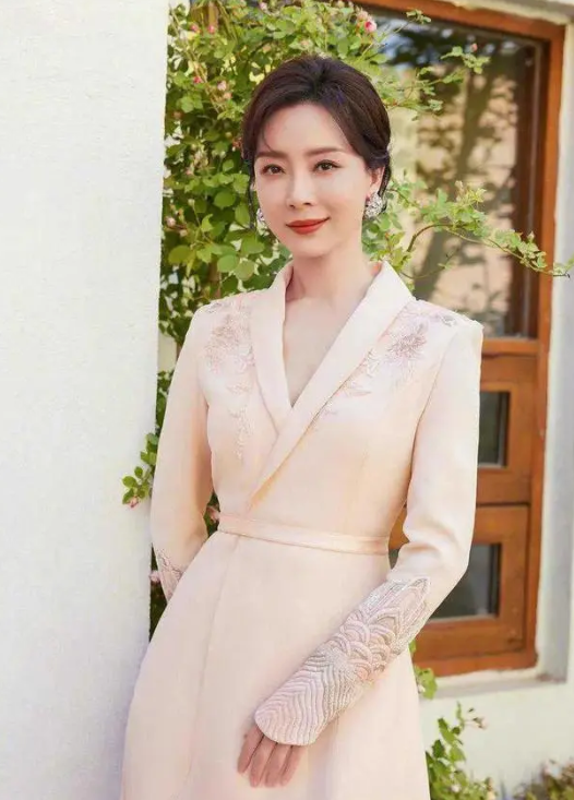 长得“歪瓜裂枣”,整得“美若天仙”,这6位女星都靠脸逆天改命