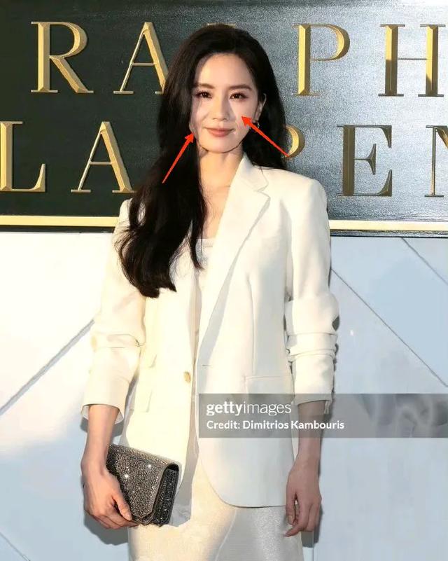 巴黎这夜！41岁的唐嫣撞上37岁的刘诗诗，真是没有对比就没有伤害