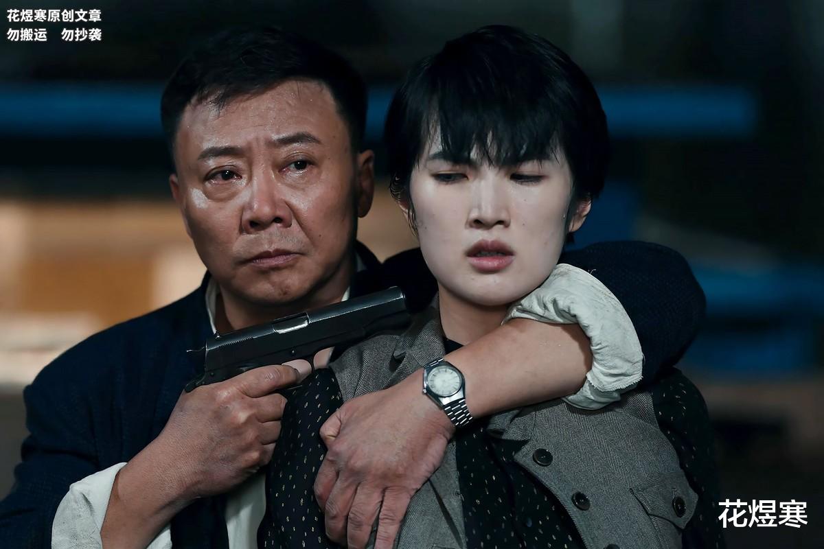 《暗夜与黎明》女性角色工具化,两个易碎的“花瓶”,都成了人质