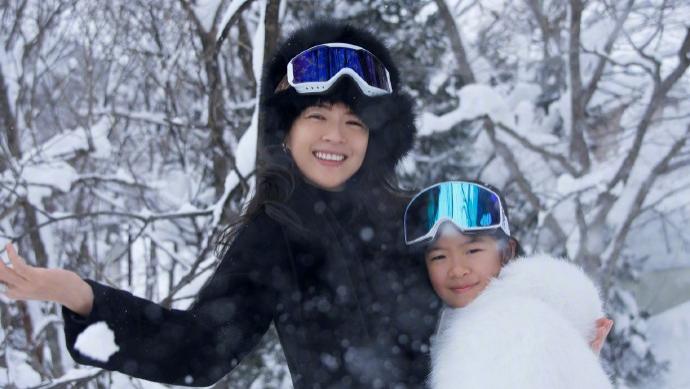 章子怡晒与9岁女儿合照，醒醒终于长大了，颜值很高长得像妈妈