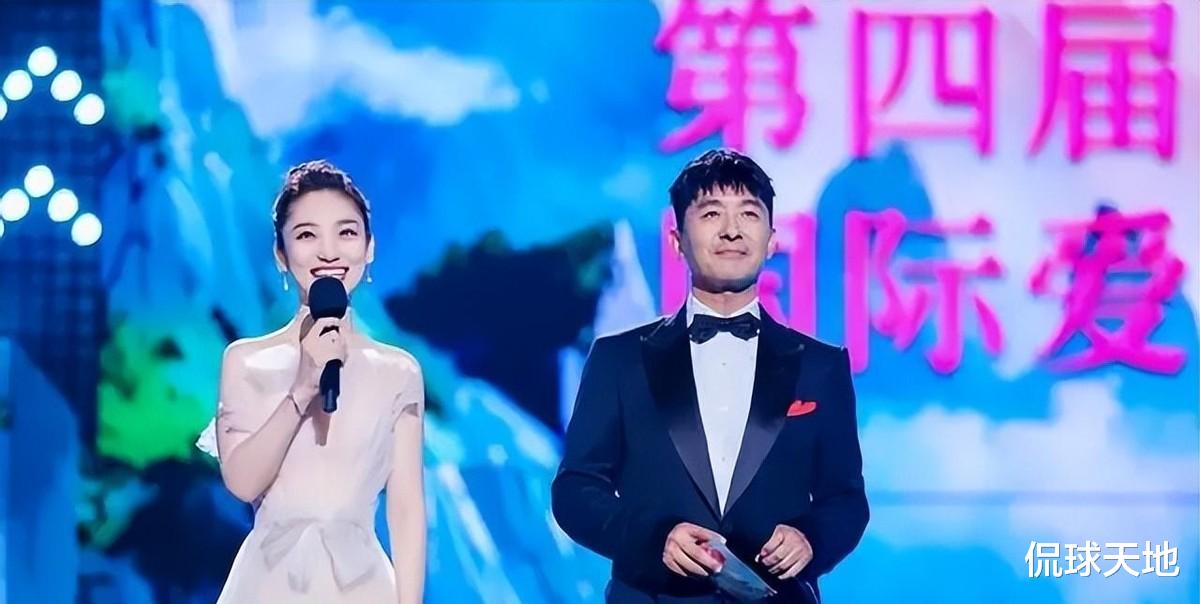 杀疯了央视中秋晚会封神,主持人宋轶美艳生姿,王楚然珠圆玉润