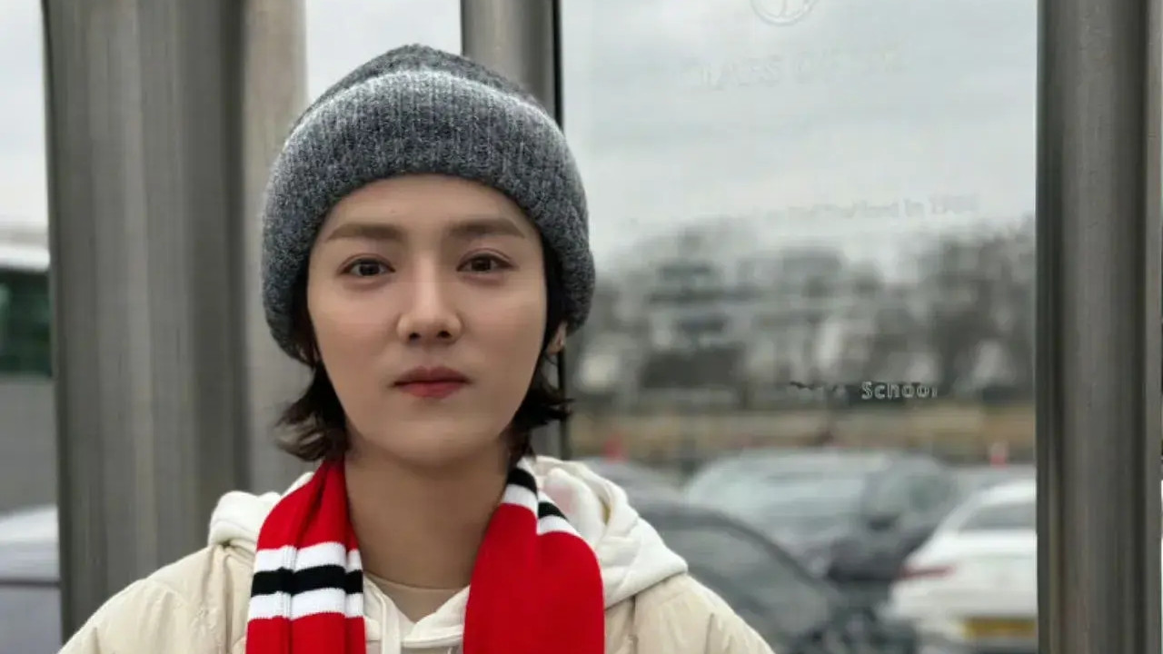 33岁鹿晗现身法令纹明显脸肿被嘲没牙齿，网友：越来越女人了