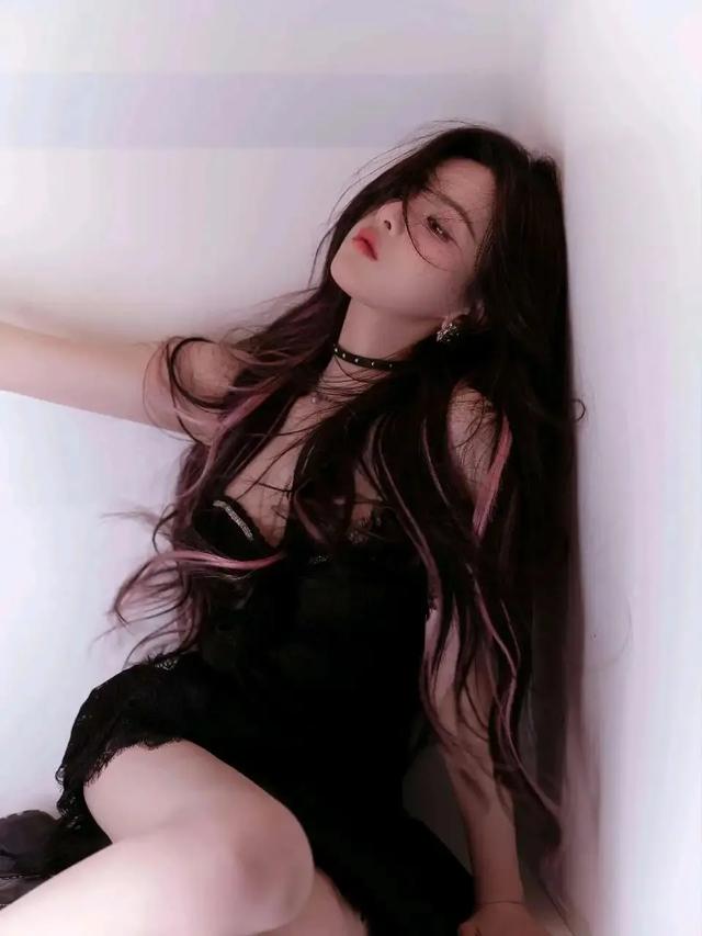 杨超越:粉墨交织,甜辣诱人的娱乐圈奇迹!