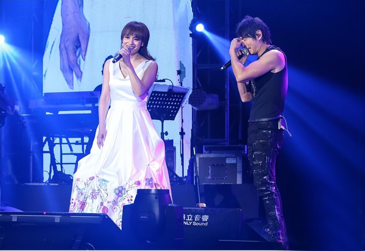 著名歌手黄品源：离婚不离家的男人，56岁与俄罗斯钢琴家再婚