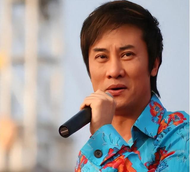 没想到，56岁的知名歌手江涛，还是为自己的“整容”付出了代价