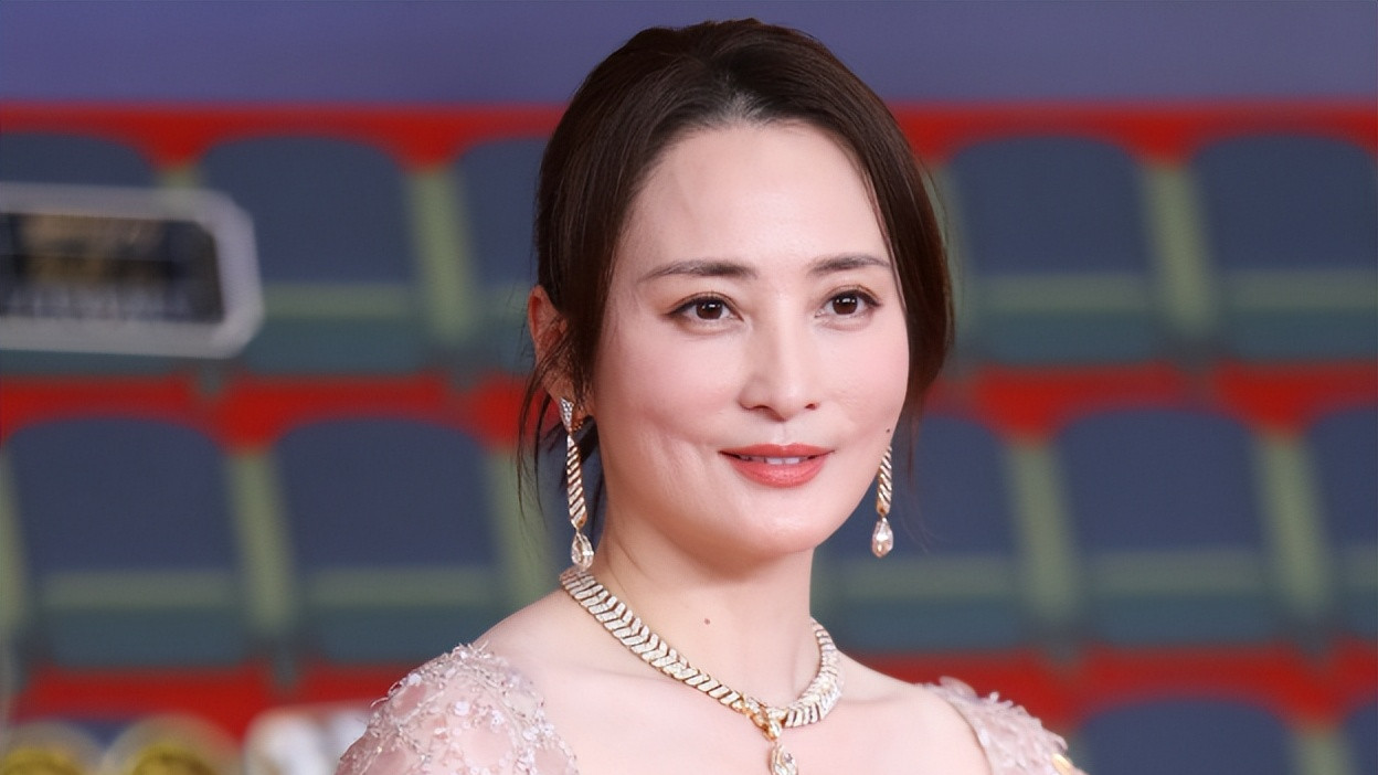 微博电影之夜，被笑不露齿的蒋勤勤惊艳，身材丰满有料艳压群芳