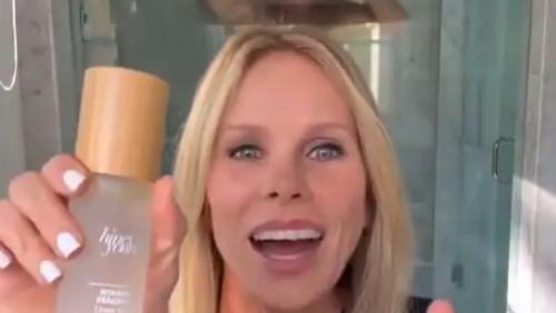 小肯尼迪在妻子直播时赤身出镜引热议，59岁女演员被逗到哭笑不得