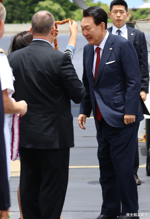 52岁韩国第一夫人出访，穿粉衣白裙扮嫩，一张“整容脸”更美了