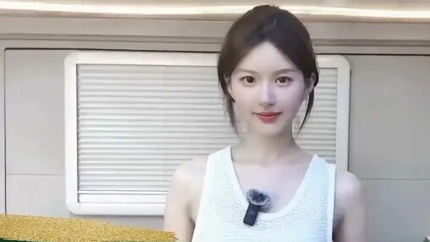 赵露思近照大变样，尖下巴被吐槽：网红脸，撞脸金晨