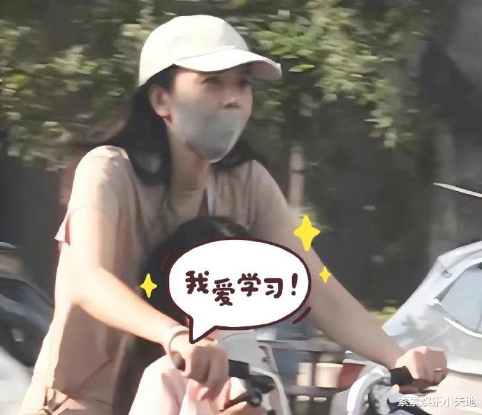 高圆圆带女儿参加开学典礼,5岁Rhea长高了,和妈妈穿同款衣服