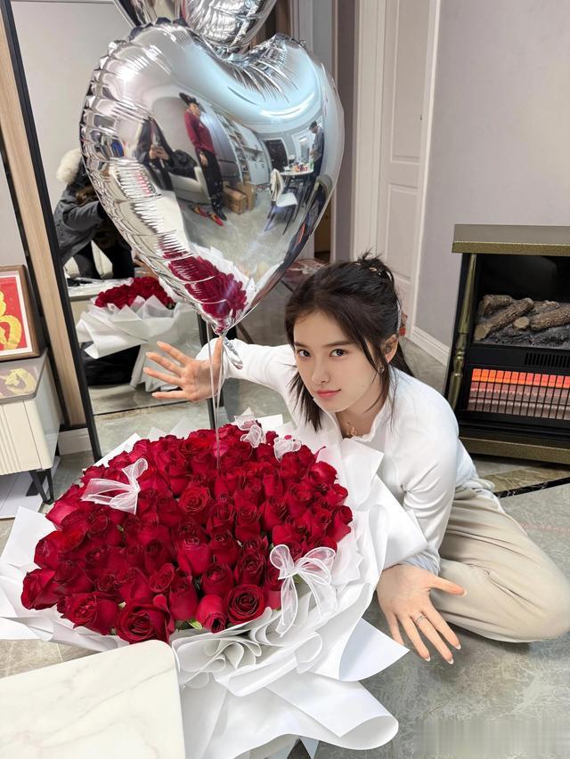 吴艳妮收到大束玫瑰 晒照秀恩爱，照片又瘦又美被指p过头了