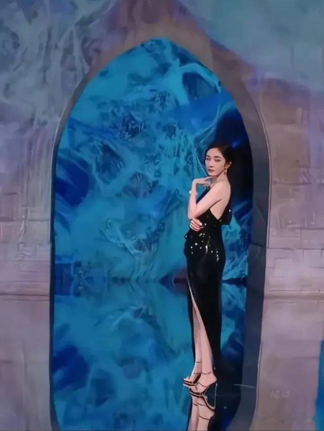 杨幂惊艳亮相,盛世美颜引热议