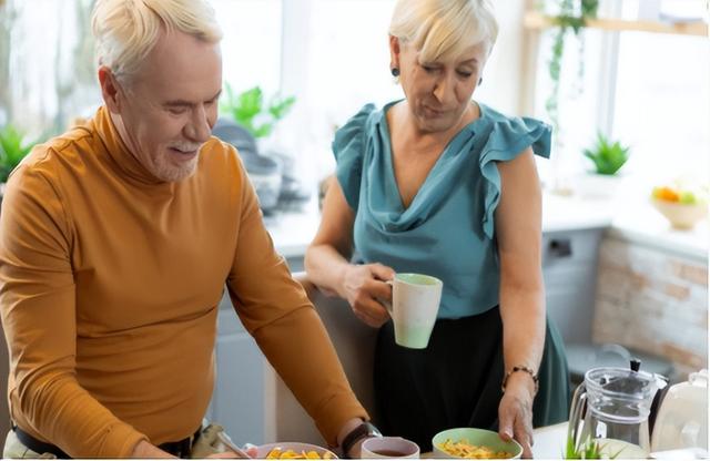 62岁男子坚持不吃晚饭,血脂血管大变样,1年后身体状况让人惊讶