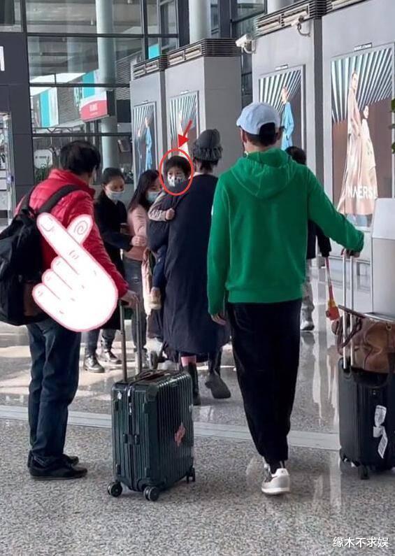 张歆艺一家3口国外被偶遇，袁弘拒绝合影，5岁儿子被夸太帅气！