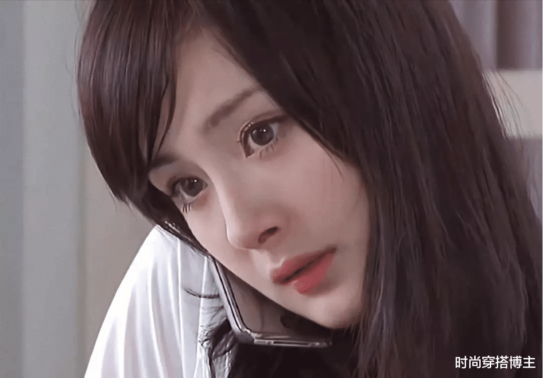 杨幂担任北电考试老师,学生夸她脸小腿超细,小动作暴露了细节