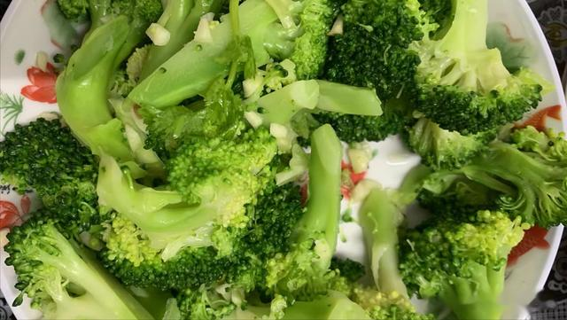 儿子带对象回家,妈妈做午餐火了,网友:有这婆婆,还缺儿媳妇不