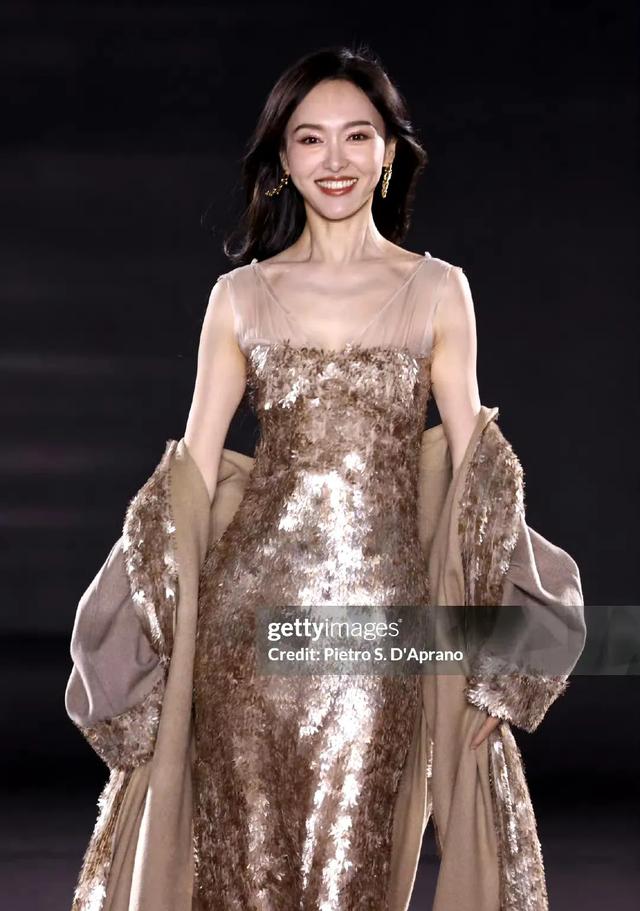 巴黎这夜！41岁的唐嫣撞上37岁的刘诗诗，真是没有对比就没有伤害