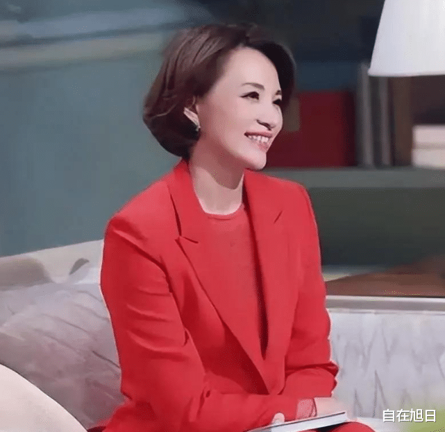 没想到，丈夫密春雷的争议过去仅两年，董卿就以“这种姿态”出现