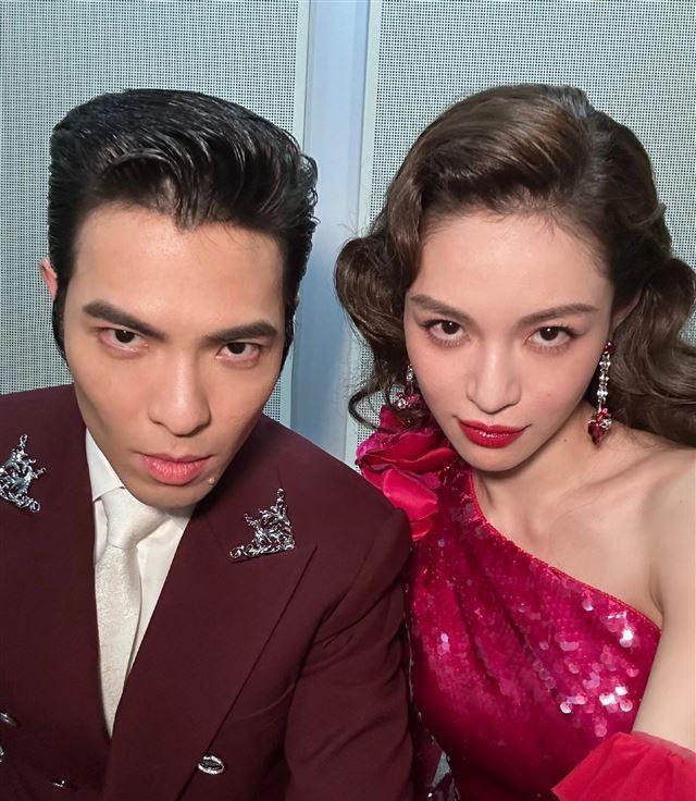 钟楚曦春晚后台晒和宋佳,萧敬腾合影!两位姐姐嘟嘴比耶好养眼!