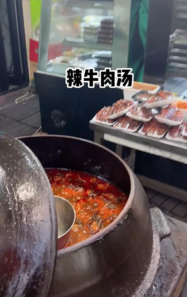 秋瓷炫带娃老公回娘家,逛菜市一路吃,打扮朴素无人认,大海累趴