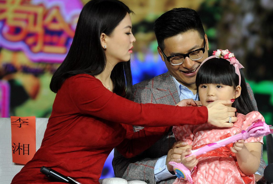 王诗龄晒英国学校出游照!穿英式校服似贵族,与同学合照似陪衬