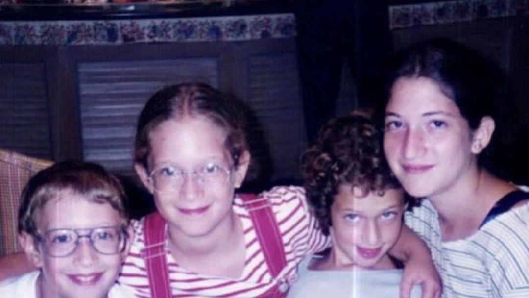 扎克伯格父亲庆生，祖孙三代齐聚23亿豪华游艇，家中三姐妹罕露面