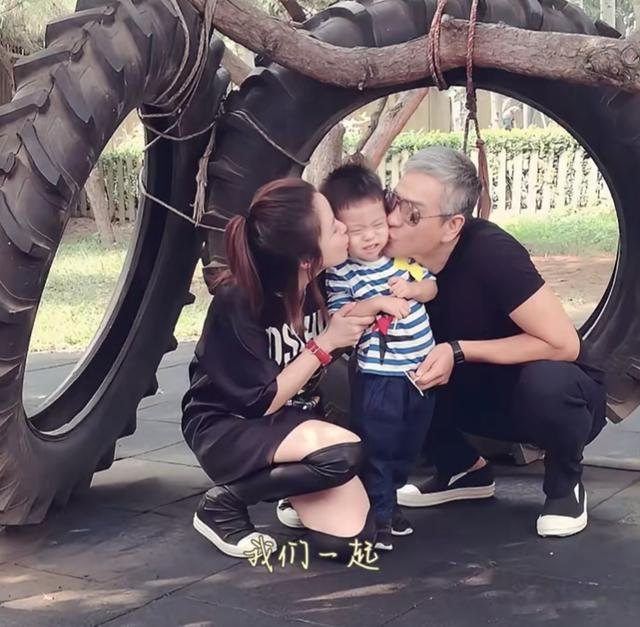 连奕名妻子杨若兮晒照,结婚13年依然甜蜜,10岁儿子越长越像爸爸