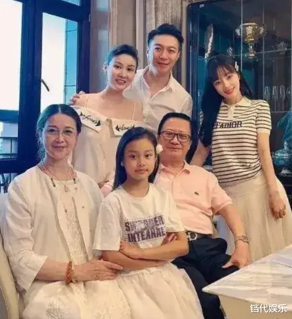 李小璐一家六口罕见同框,打扮清纯比弟媳还嫩,但68岁妈妈气质更出众