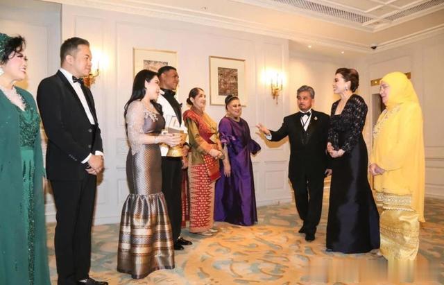 泰版甄嬛传升级!苏提达王后再次落单,一身黑衣独自出席国际晚宴