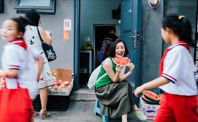 与陈建斌同居5年被抛弃，如今52岁不婚不育的她，美出了新高度