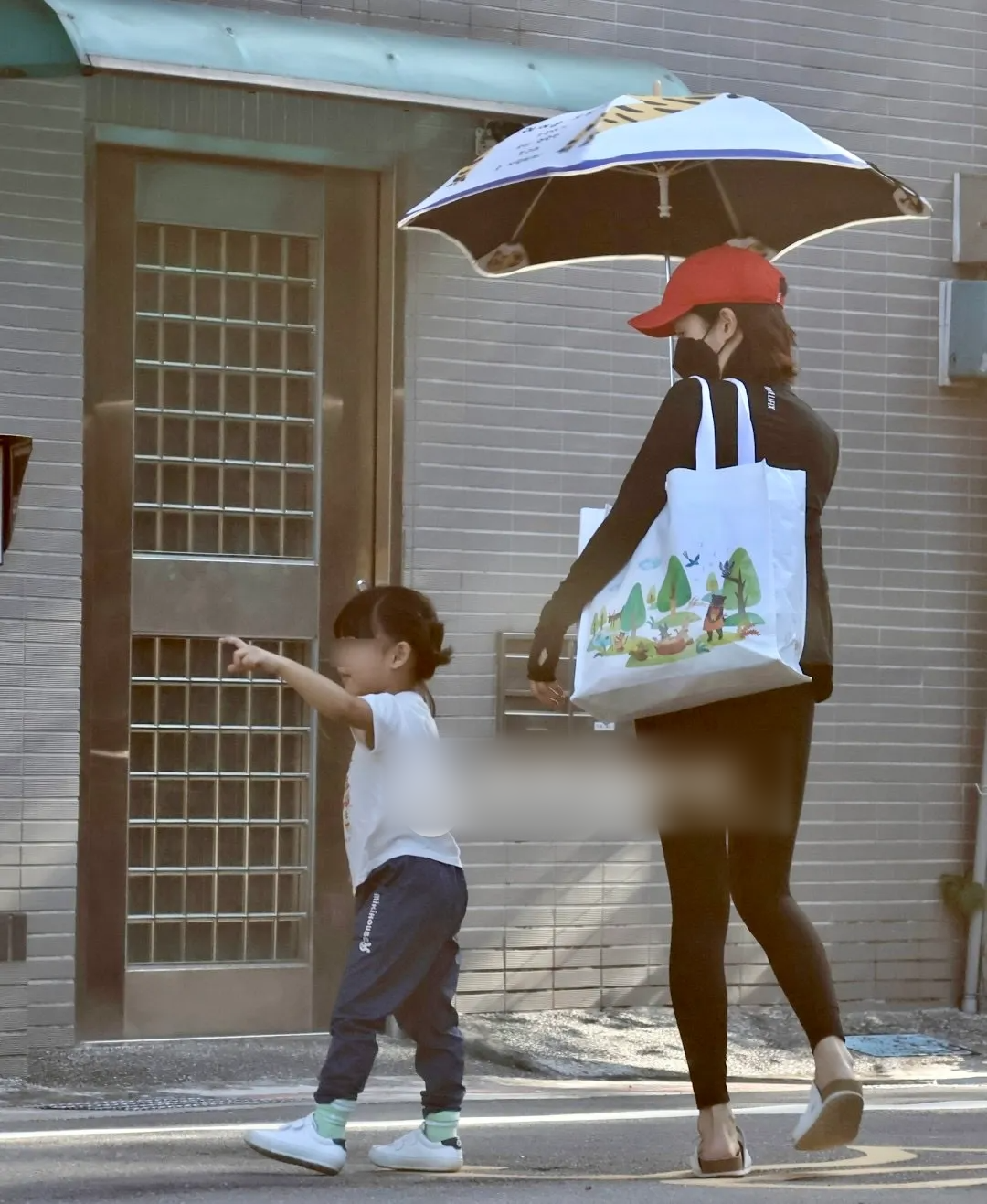 林依晨3岁女儿首曝光,她独自接娃操碎心,与丈夫长期分居情不变