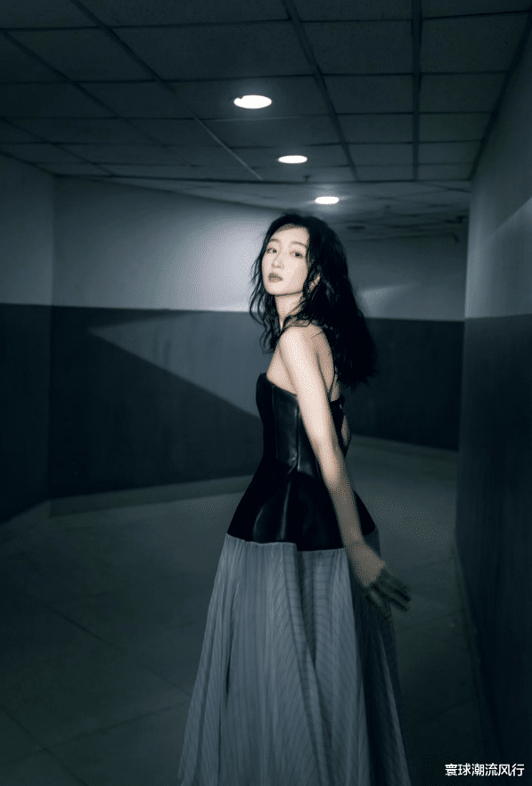 周冬雨LV大出风头！穿抹胸裙用英文交流好长脸，被富婆吐槽耍大牌