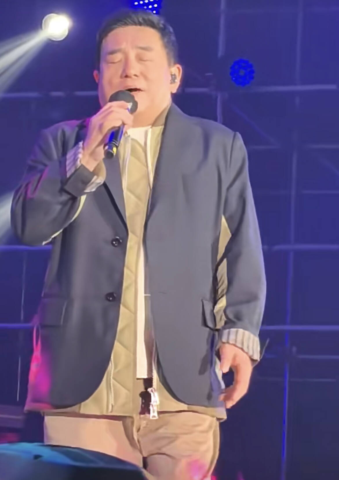 和郑裕玲分手16年后,60岁吕方近况曝光,断崖式衰老胖到没脖子?