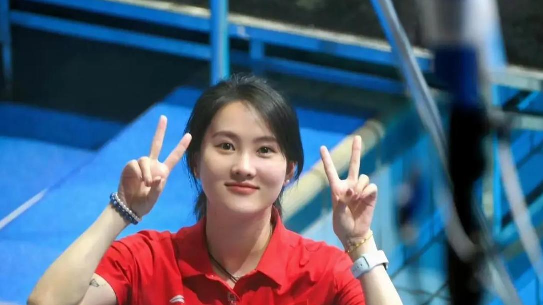 陈若琳首次回应与霍启山恋情夸赞他确实很帅不会因为他影响闺蜜情