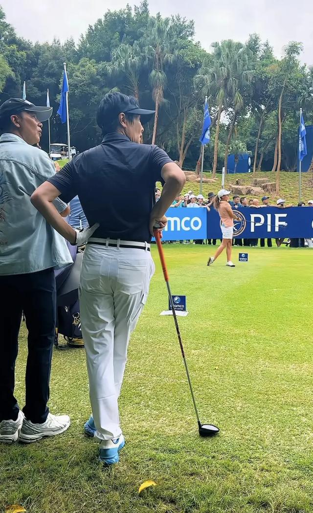 任达华 孙楠现身深圳高尔夫球场,华哥两鬓斑白老了,孙楠瘦到脱相