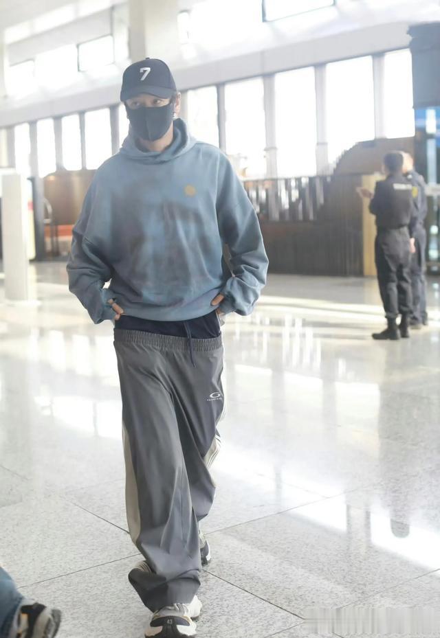 黄晓明机场穿搭被吐槽珂学上身,中国贾斯丁比伯后继有人了