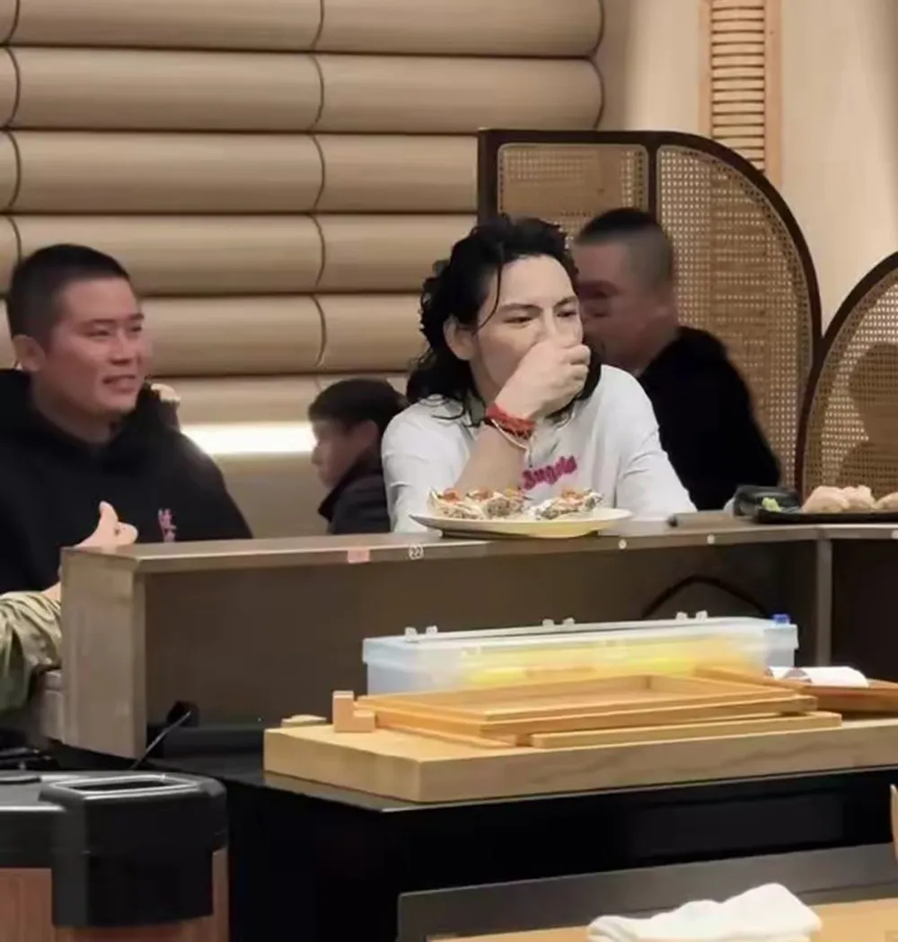 40岁向佐现身“苍蝇小馆”,私下打扮正常超接地气,大口炫饭毫无明星架子!