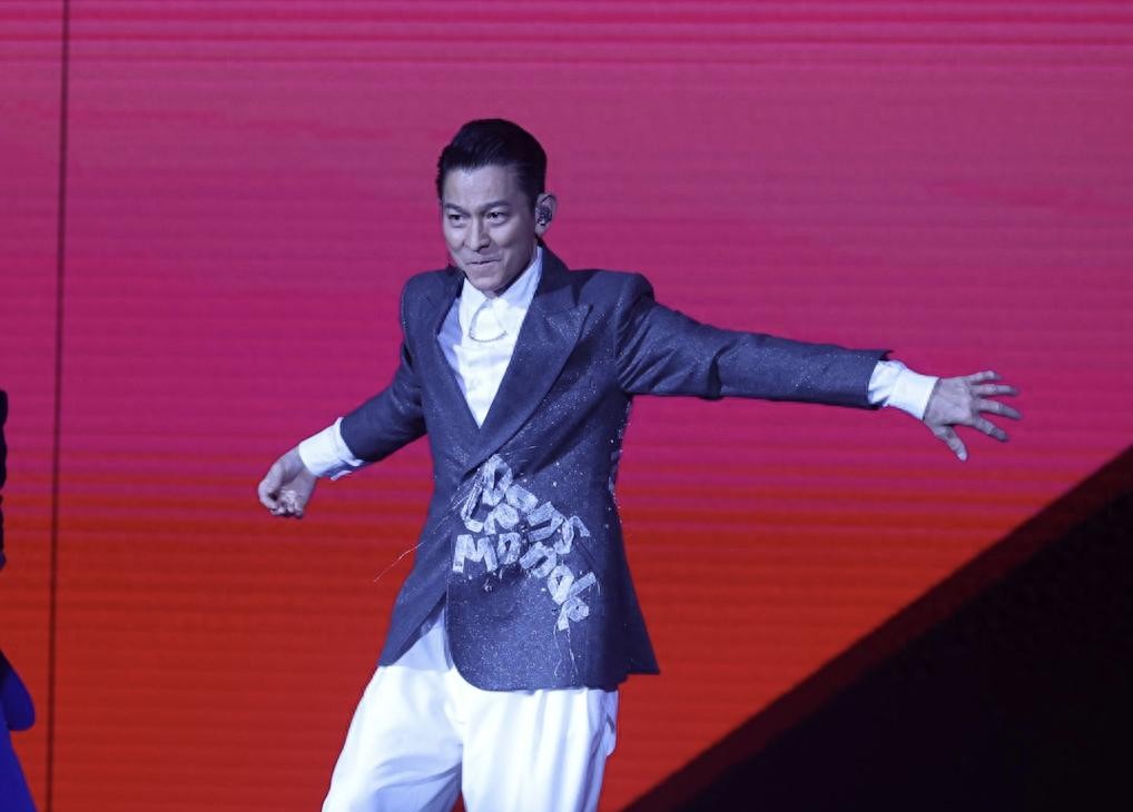 天王归来！香港红馆燃爆，刘德华唱哭全场！六年等待，只为这一刻