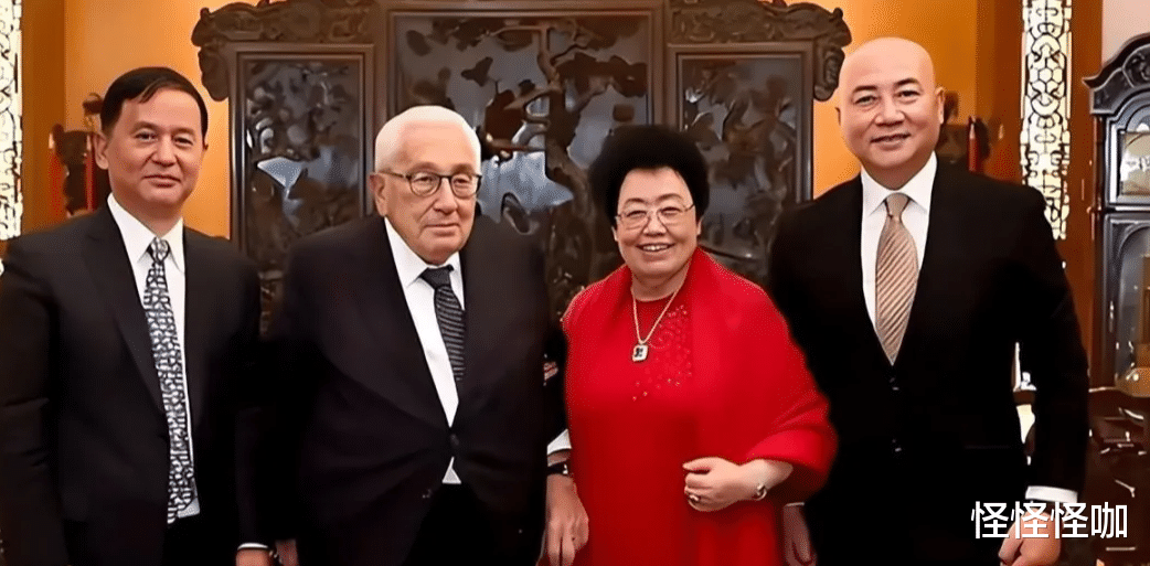 洞房花烛夜迟重瑞刚要熄灯,陈丽华:御弟哥哥莫急,咱先约法三章