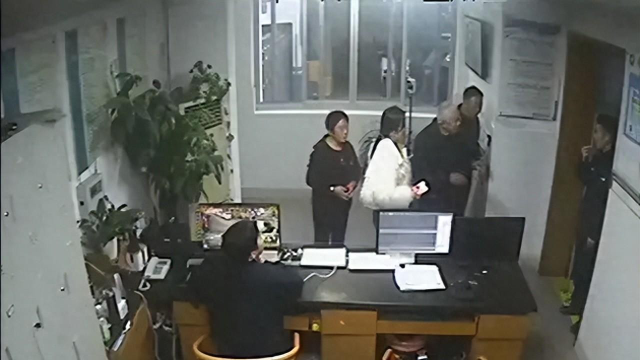浙江女子随手扔掉爸爸2个保温杯，结果出事了！警察连夜出动