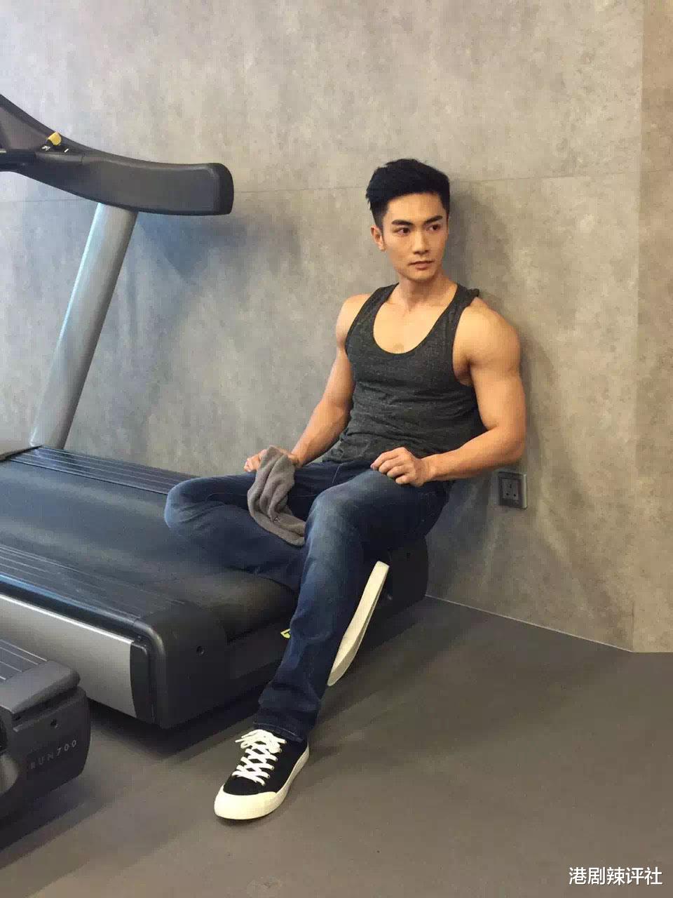 前TVB小生消失4年突然复出,容貌大变成尖脸,曾因强吻女星被雪藏