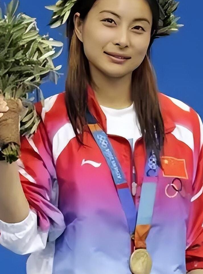 郭晶晶终于摊牌不装了？新身份引人沸腾，揭开隐藏许久的真相