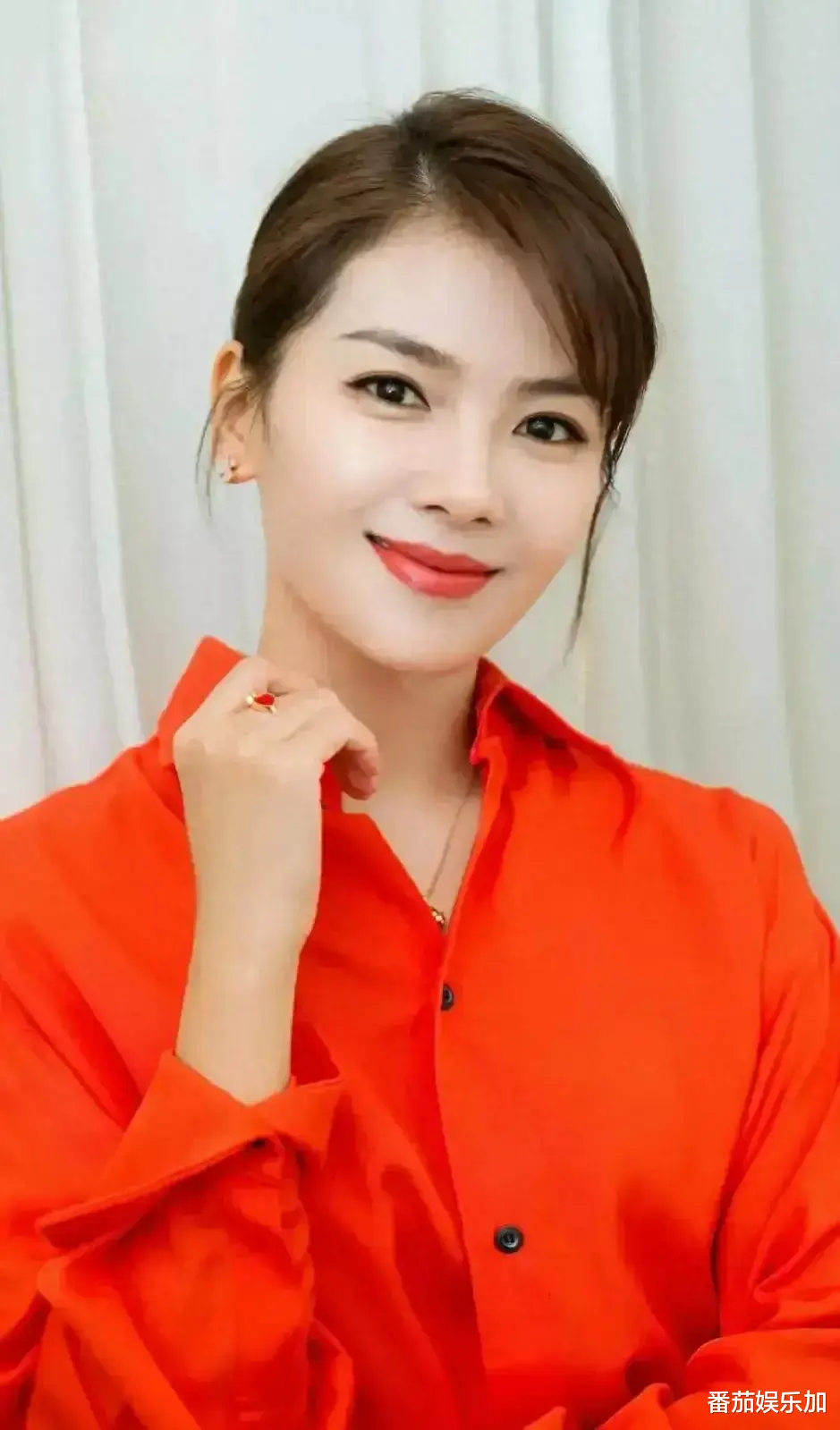 刘涛！中秋晚会闪亮登场，惊艳了众人，关键是这件衣服