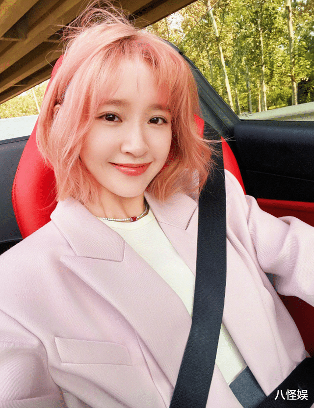 张若昀带妻女游玩，唐艺昕坐副驾笑得一脸幸福，粉发白皮好少女