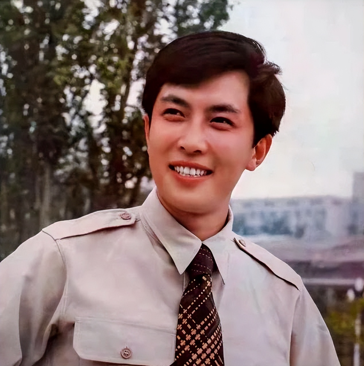 72岁唐国强晚节不保,踏上全新人生大道的深刻启示