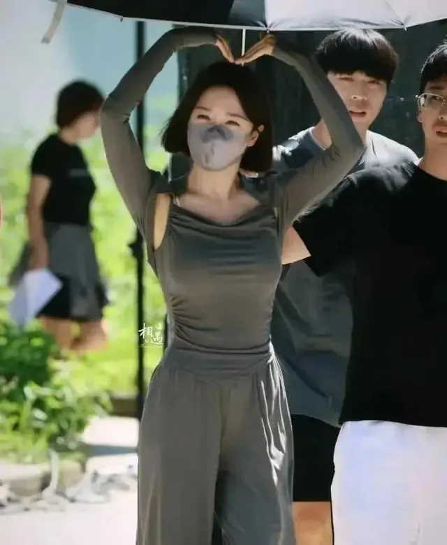 45岁秦岚这次又赢了,状态也太强了吧?黄金女神范儿稳稳拿捏!