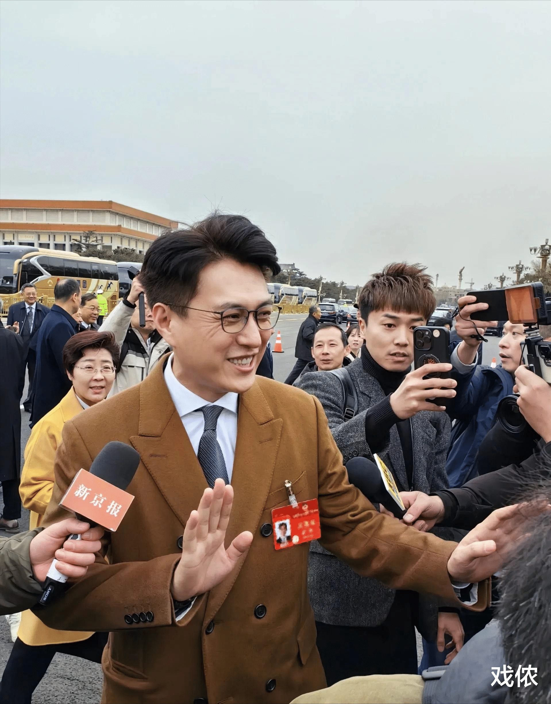 靳东对旗下艺人太严,为此走了不少人,靳东只用一句话就让人信服