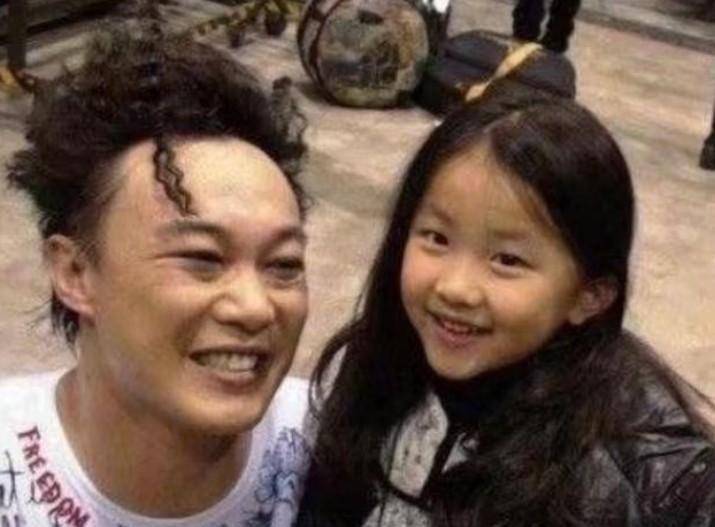陈奕迅20岁女儿新恋情曝光,男友是日本混血模特,公开甜蜜情侣照