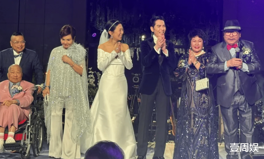 小S参加萧敬腾婚礼，在台上劲歌热舞身材吸睛，大S跟具俊晔显低调